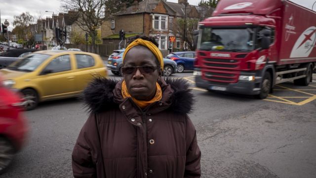 Rosamund Adoo-Kissi-Debrah frente a la avenidad circunvalar A205, en le sureste de Londres