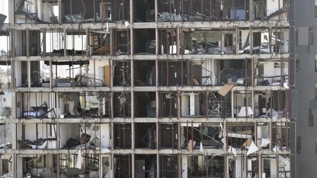 здание с выбитыми окнами