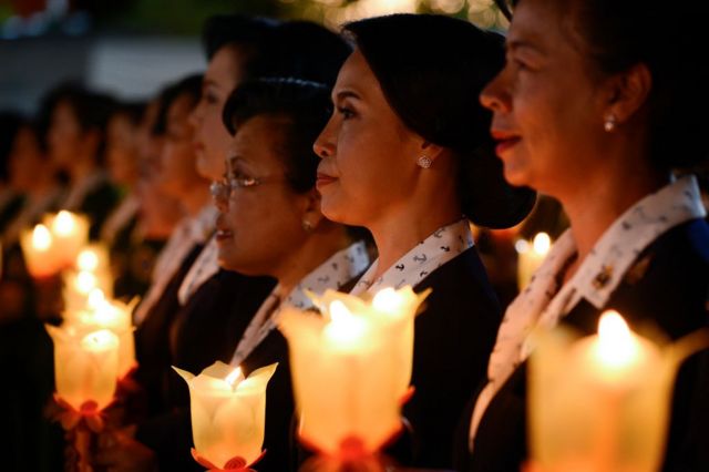 เพลงสรรเสริญพระบารมี: ย้อนเหตุการณ์ยืน-ไม่ยืนในโรงหนัง หลังนายกฯ ปลุกใจให้  