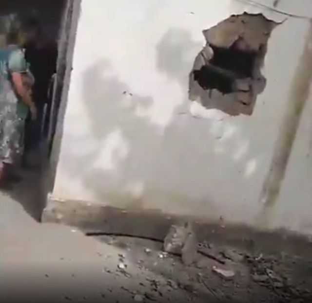تصاویریکه در شبکه‌های اجتماعی منتشر شده نشان می‌دهد که ساکنان یک خانه در حال سراسیمگی در پی این اصابت یک موشک به دیوار خود هستند