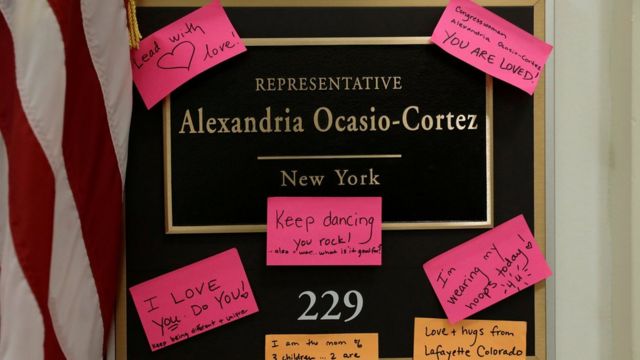 Alexandria Ocasio-Cortez'in Kongre'deki ofisinin kapısına ziyatretçiler tarafından destek mesajları bırakılıyor