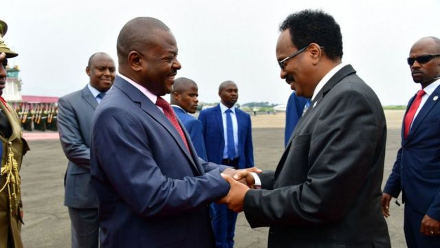 Prezida Nkurunziza arikumwe n'umukuru w'igihugu ca Somalia ku kibuga c'indege i Bujumbura