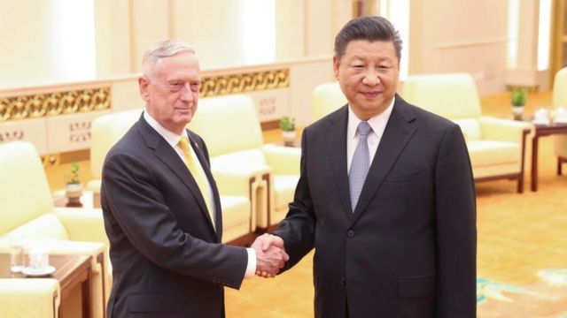3日間の予定で中国を訪問したマティス長官(写真左)は習近平主席(同右)と会談した(27日、中国・北京の人民大会堂で)