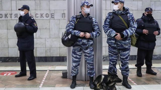 Полицейские на станции метро "Октябрьское поле"