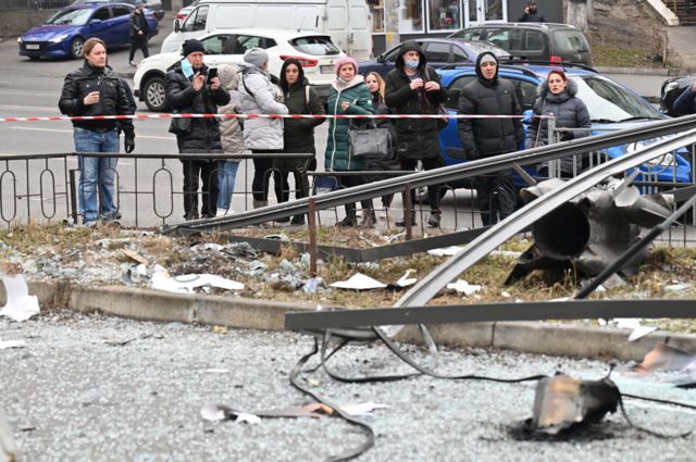 基辅街头，市民聚集在炮弹残骸周围的警戒线旁，不乏震惊的神情。(photo:BBC)