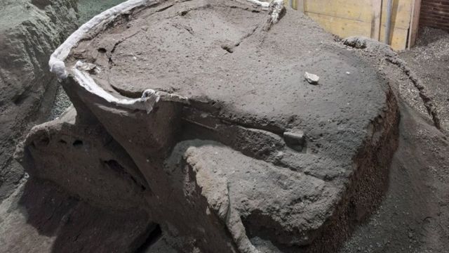 Silueta del carruaje bajo los restos de la erupción.
