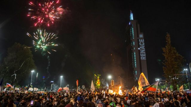 Celebraciones en Santiago, Chile, con la torre de Telefónica iluminada con el cartel RENACE