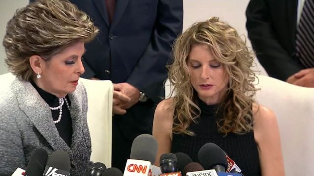 サマー・ザーボスさん(右)はグロリア・オールレッド弁護士と会見し、名誉回復のために提訴すると発表
