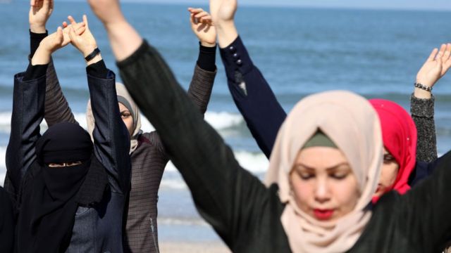 نساء عند شاطئ غزة