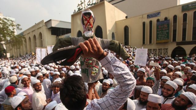 বায়তুল মোকাররমের সামনে বিক্ষোভরত হেফাজতের সমর্থকরা