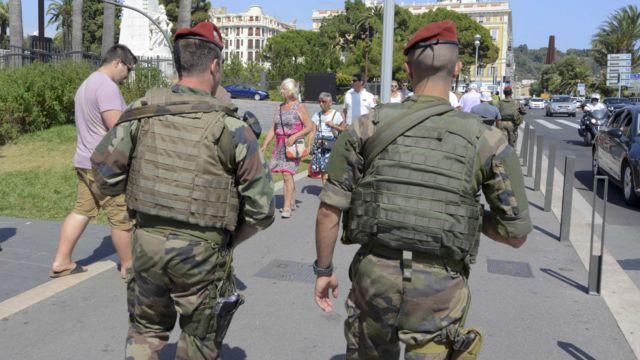 Soldados franceses patrullan las calles de Niza, tras la extensión del estado de emergencia en Francia.