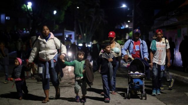 Migrantes que caminan hacia Ciudad de México.