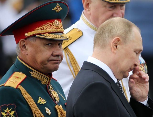 Putin dan Shoigu di parade militer