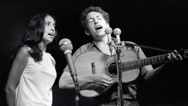 Joan Baez and Bob Dylan sing on stage