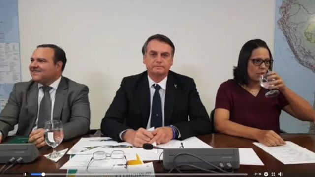 Bolsonaro e outros dois participantes de transmissão ao vivo no Facebook