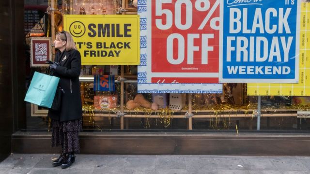 Black Friday sales rebound as shoppers seek bargains - BBC News