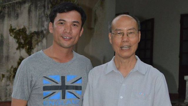 Thầy giáo Nguyễn Năng Tĩnh (trái) cùng Đức Tổng Giuse Ngô Quang Kiệt