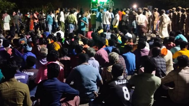 போராடும் மக்கள்