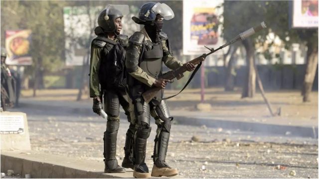 La police sénégalaise repousse les étudiants lors d'une manifestation de soutien au chef de l'opposition Ousmane Sonko au centre Chekh Anta Diop de Dakar le 4 mars 2021