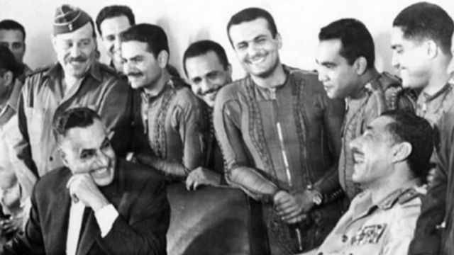 صورة يعود تاريخها لـ 22 مايو 1967 وفيها عبد الناصر مع طيارين مصريين في قاعدة بير جفجافة الجوية في سيناء