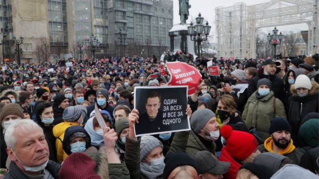Personas participan en una protesta no autorizada en apoyo del líder de la oposición rusa y activista anticorrupción Alexei Navalny, en Moscú, Rusia, el 23 de enero de 2021