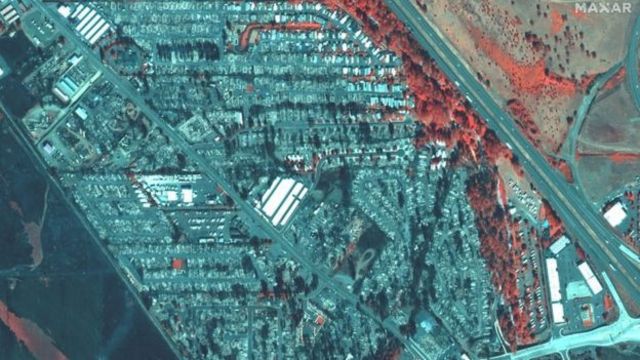 Renkli bir kızılötesi uydu fotoğrafı Alameda yangını sonrasını gösteriyor: yanmış bitki örtüsü ve binalar gri, yanmayanlar kırmızı görünüyor