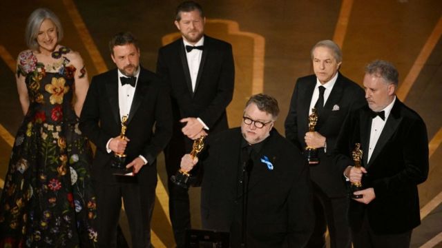 Guillermo del Toro y su equipo recibieron el primer Oscar de la Noche por "Pinocho" a mejor película animada.