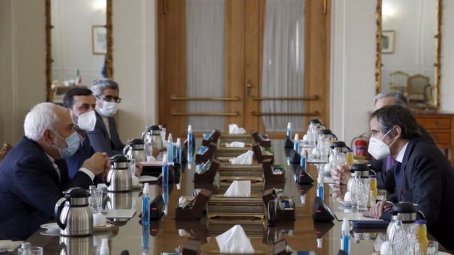مسؤولون من الوكالة الدولية للطاقة الذرية خلال اجتماع في إيران