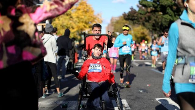 El padre español que corre maratones empujando a su hijo en silla de ruedas  - BBC News Mundo