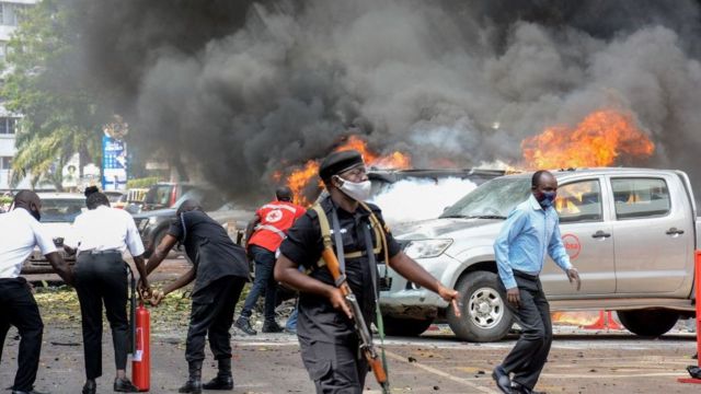 Des véhicules en feu