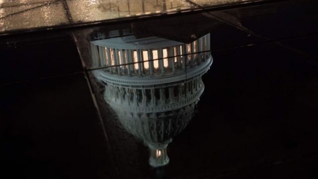 El Capitolio reflejado en el agua