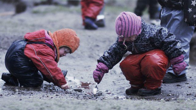 Crianças brincam com terra em cena do documentário "Nature Play"