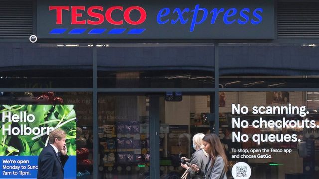 Tesco opens its first checkout-free store - BBC News
