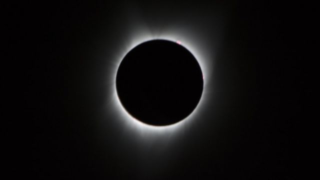 Durante un eclipse total se puede apreciar la corona del Sol.