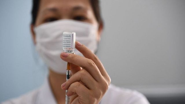 Việt Nam cần tăng tỷ lệ tiêm chủng chống Covid-19 từ 1% hiện nay lên 70-75% các đối tượng cần chủng ngừa trong cộng đồng và dân số, theo giới quan sát
