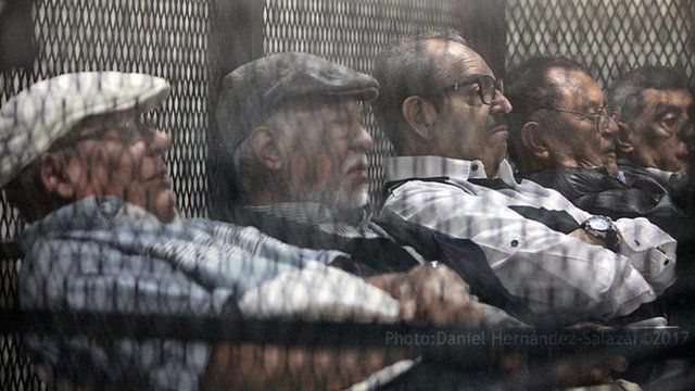 Los cinco militares acusados en el juicio por el caso Molina Theissen (Foto: Prensa Comunitaria)