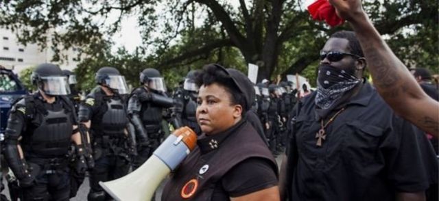 Активисты партии "Новые черные пантеры" вступили в противостояние с полицией в городе Батон-Руж в штате Луизиана