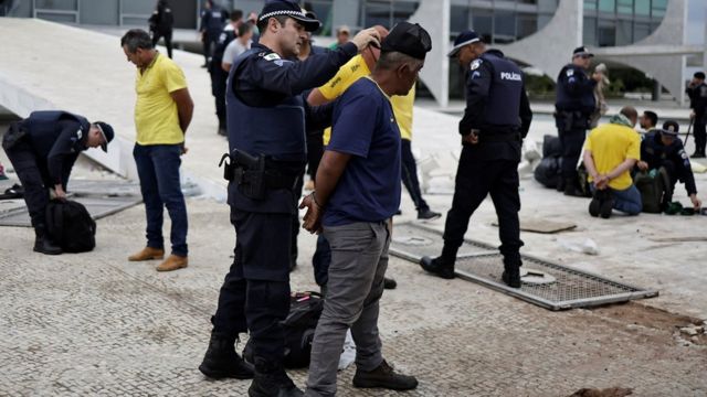 Invasores bolsonaristas podem pegar mais de 15 anos de prisão, dizem  criminalistas - BBC News Brasil