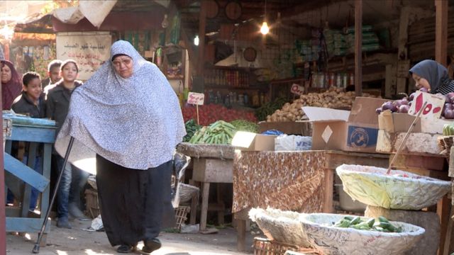 سيدة تمشي في أحد شوارع القاهرة