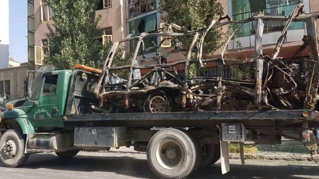 Partlayışa tuş gəlmiş avtobusun qalıqları hadisə yerindən aparılır - Kabul, Əfqanıstan