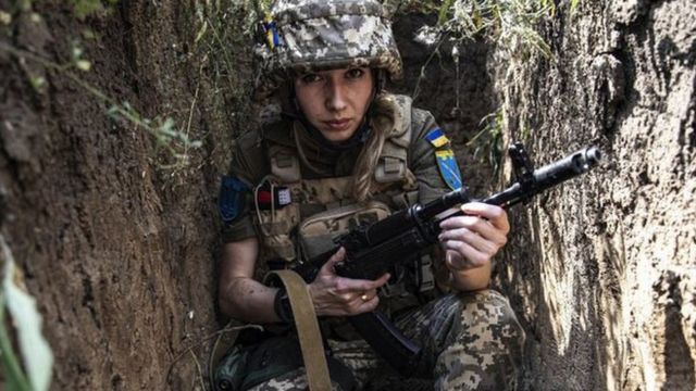 Capitã Svetlana, de 28 anos, na linha de frente em Donbass, Donetsk, no dia 15 de agosto de 2022