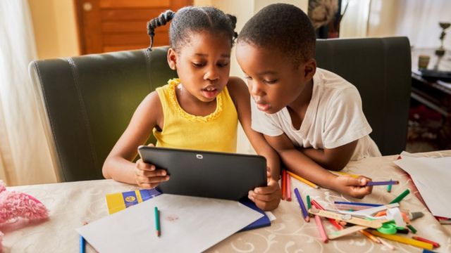 Des enfants qui révisent avec une tablette
