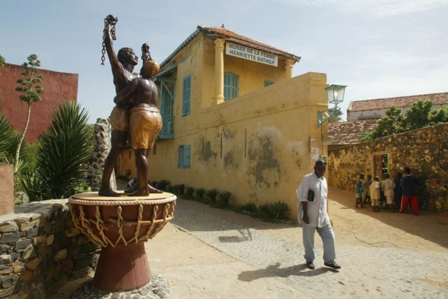 Monument de la libération des esclaves (Dakar) La statue célèbre la libération des esclaves près de la Maison des Esclaves, sur l'île de Gorée, au Sénégal. Construite vers 1780-1784, la Maison des esclaves est l'une des plus anciennes maisons de l'île.