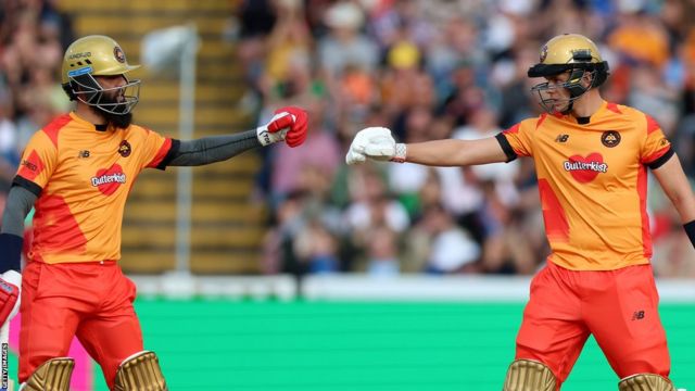 Moeen Aliu and Jamie Smith punch gloves