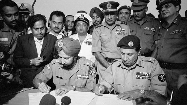पाकिस्तानी सेना के जनरल भारत के जरनल के सामने आत्मसमर्पण करते हुए.