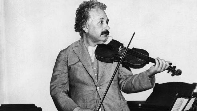 Albert Einstein tocando violino