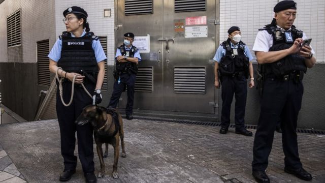 香港某投票站外多名警员带同警犬站岗（10/12/2023）