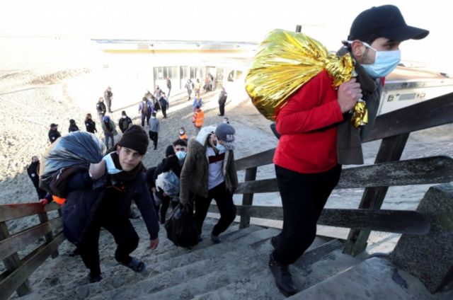 Migrantes são evacuados após serem resgatados enquanto tentavam atravessar o Canal da Mancha, em Berck, França, 14 de janeiro de 2022. REUTERS/Yves Herman