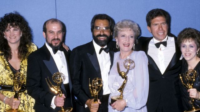 Betty White e gli scrittori di Ragazze d'oro ai Premi Emmy del 1986 in California 