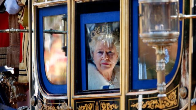 La reina en el carruaje real camino al palacio en 2007